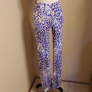 Lilly Pulitzer Purple and White Leggings with Bold Pattern